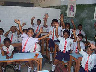 Власти Нью-Дели распорядились закрыть с 10 по 12 января муниципальные начальные школы, частным рекомендовано последовать этому примеру