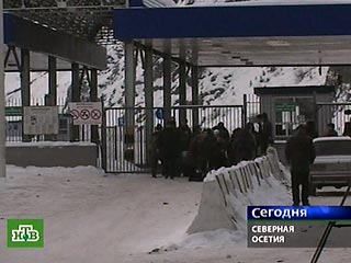 Водители грузового транспорта, груженного мандаринами из Грузии, которые блокировали Транскавказскую магистраль в течение пяти дней, во вторник вечером добровольно разблокировали Транскам