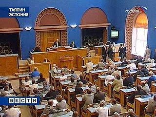 Парламент Эстонии принял в среду в третьем чтении закон "Об охране воинских захоронений", закладывающий основу для демонтажа монументов советским воинам и переноса их могил