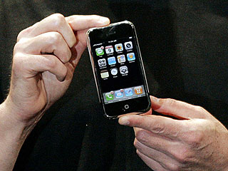 Компания Cisco Systems обратилась в суд с требованием запретить компании Apple использовать торговую марку iPhone, под которой Apple выпустила свой первый телефон интернет-коммуникатор