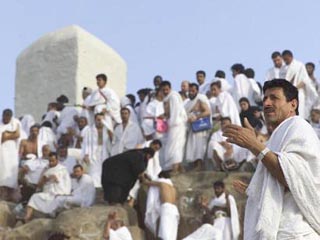 Мусульманин во время совершения хаджа обязан облачиться в особое одеяние - ихрам, совершить первый обход вокруг Каабы и молитвенное предстояние на горе Арафат