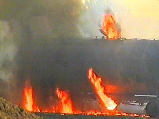 Пожар на нефтеперерабатывающем заводе начался сегодня в 08:40 по местному времени (01:40 мск), и ему была присвоена высшая, 4-я для Хабаровского края категория сложности. Загорелся резервуар, в котором находилось 3 тыс. тонн бензина