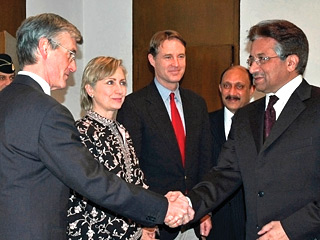 Хиллари Клинтон на встрече с президентом Пакистана Первезом Мушарафом
