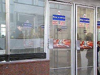 На станции метро "Войковская" нашли 200 капсул с надписью "зараза"