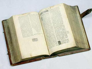 На Украине "грибок" съел коллекцию старинных книг, в том числе Библию Ивана Федорова