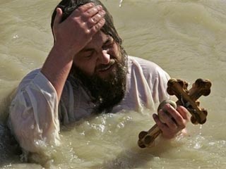 Тысячи православных паломников окунулись в воды реки Иордан в Крещенский сочельник