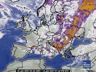 Стремительное падение давления предвещает сильный ураган в московском регионе, который идет из центральной Европы