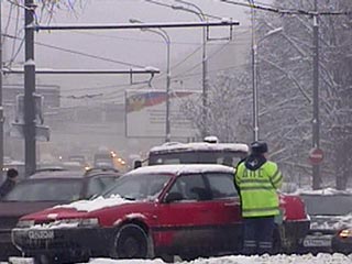 ГИБДД Подмосковья просит водителей ограничить поездки в связи с обильным снегопадом и похолоданием