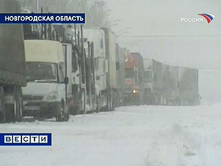 В Новгородской области из-за бурана на федеральной дороге Москва-Санкт-Петербург возникли многокилометровые "пробки"