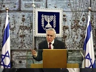 Президент Израиля Моше Кацав принял решение сложить с себя полномочия на время расследования обвинений в изнасилованиях, которые должны быть предъявлены в ближайшее время