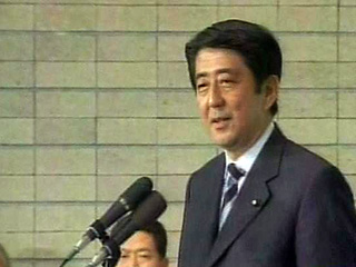 Премьер-министр Японии Синдзо Абэ фигурирует в материалах судебного дела, заведенного по иску одной из общественных организаций, как человек, который оказал давление на телеканал NHK и вынудил его внести изменения в отснятый сюжет