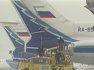 Аэропорт "Внуково" из-за сильного снегопада временно прекратил прием воздушных судов на посадку