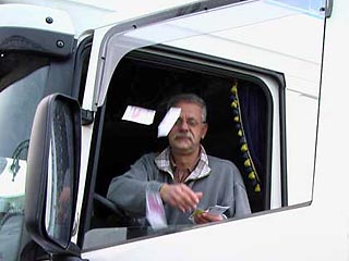 Водитель грузовика Марко Хилгерт, победив в акции, организованной радиостанцией, хотел бросить 75 тысяч евро из окна городской ратуши в Майнце (ФРГ). Однако городская администрация отказала ему в этом - окна не открываются, заявили победителю