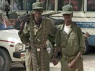 Артиллерийскому обстрелу были подвергнуты минувшей ночью казармы правительственных и эфиопских войск, расположенные в 10 километрах южнее Могадишо. Данных о жертвах нет