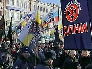 Около 300 человек, представляющих национал-патриотические силы, собрались на Триумфальной площади Москвы