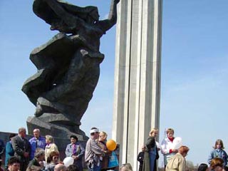 Объединение латвийских партизан (так называемых "лесных братьев") и Национальный фронт призвали премьера и депутатов сейма принять закон о сносе монумента Победы в Риге