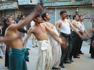 В день Ашуры организуются собрания с чтением повествований о мучениях Хусейна, проходят процессии, участники которых бьют себя кулаками в грудь, наносят удары цепями по спине