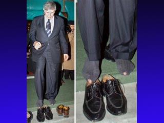 Когда Пола Вулфовица попросили снять туфли, окружающие увидели, что на носках у главы Всемирного банка - две дыры на уровне больших пальцев