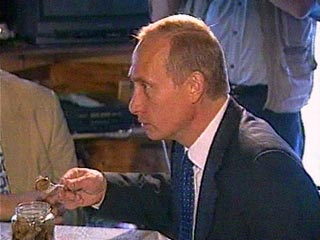 "Путин неравнодушен к салату и солененьким огурчикам"
