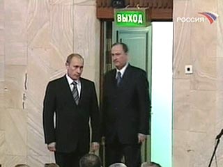Президент Путин похвалил ФСБ за работу в 2006 году, дал ей положительную оценку и поблагодарил "руководящий состав и рядовых сотрудников службы за добросовестное выполнение своих обязанностей"