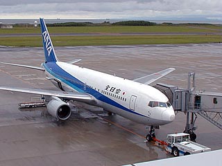 В японском аэропорту экстренно сел Boeing-767 с загоревшимся двигателем