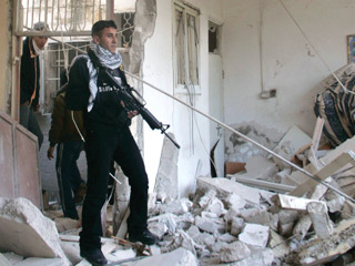 Незадолго до этих столкновений, израильские солдаты провели в городе операцию по задержанию одного из лидеров группировки "Бригады Эль-Кудс" - военного крыла "Хамаса", который ранее был боевиком "Бригад мучеников Аль-Аксы" ("Фатх")