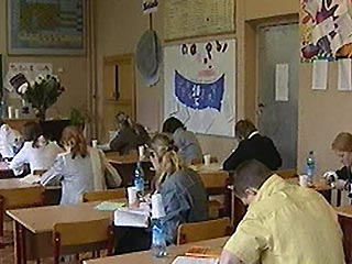 Совет Федерации РФ на заседании в пятницу одобрил закон о повсеместном введении единого госэкзамена (ЕГЭ) в школах и вузах с 1 января 2009 года