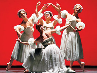 В Москву приехал американский театр, пародирующий классический балет - "Трокадеро де Монте-Карло". Полтора десятка красавцев-мужчин изображают всех балерин на свете
