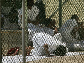 В США в рамках новой судебной системы для иностранных пленных предъявлены первые обвинения трем узникам Гуантанамо: австралийцу Дэвиду Хиксу, гражданину Йемена Салиму Хамдану и канадцу Омару Кадру