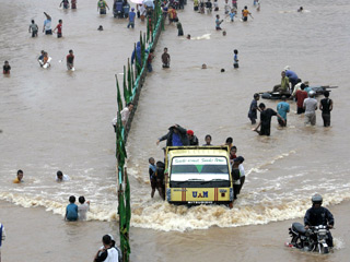 Сильнейшее наводнение, вызванное непрекращающимися четвертые сутки тропическими ливнями, стало причиной гибели 10 жителей индонезийской столицы