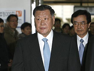 К трем годам тюремного заключения приговорен президент южнокорейской автомобилестроительной компании Hyundai Чонг Монг Ку за незаконное использование средств с целью создания черной кассы для подкупа правительственных чиновников