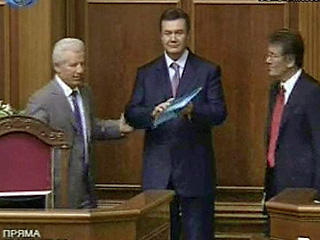 Президент Украины Виктор Ющенко, премьер-министр Виктор Янукович и спикер парламента Александр Мороз в понедельник пытаются разрешить конфликтную ситуацию с законом о кабинете министров