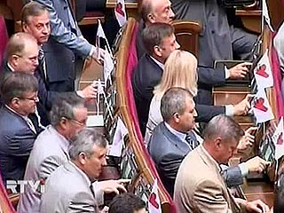 Фракция Блока Тимошенко заблокировала трибуну парламента Украины и ждет объяснений Януковича