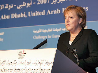 Канцлер ФРГ Ангела Меркель, совершающая поездку по Ближнему Востоку, выступила накануне вечером с докладом о европейской внешней политике в Центре стратегических исследований в столице Объединенных Арабских Эмиратов (ОАЭ) Абу-Даби