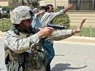 По данным телеканала, одетые в форму иракской армии преступники захватили дипломата в столичном районе Эль-Каррада и увезли в неизвестном направлении. Нападавших было около тридцати человек
