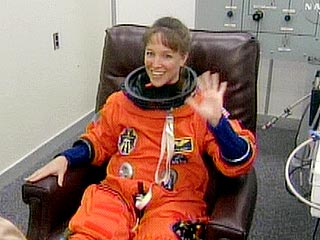 Американская астронавтка Лиза Мари Новак, арестованная в понедельник за нападение на коллегу по отряду астронавтов, появилась в понедельник в наручниках и тюремной одежде в суде города Орландо (штат Флорида)