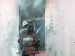 При пожаре в малосемейном общежитии в Хабаровске погибла 55-летняя женщина, силами спасателей 75 жильцов были эвакуированы. Об этом в среду сообщили в среду в пресс-службе Главного управления МЧС по Хабаровскому краю