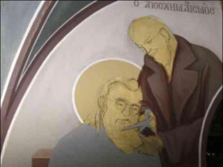 Ленин показан стригущим бороду закованному в наручники и стоящему на коленях святителю Луке, что должно символизировать преследования Церкви со стороны большевиков
