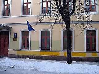 В Пскове неизвестные разрисовали фасад дома N8 по улице Гоголя, в котором расположен офис псковского регионального отделения "Единой России"
