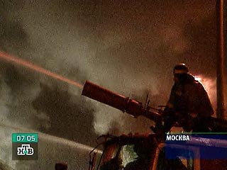 На юго-западе Москвы горит здание Министерства строительства РФ. Спасатели производят эвакуацию находящихся в нем людей.