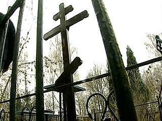 Отношения было решено выяснять на Михайловском кладбище города. Там подростки начали избивать жертву, затем вытащили из могилы крест и им убили молодого человека