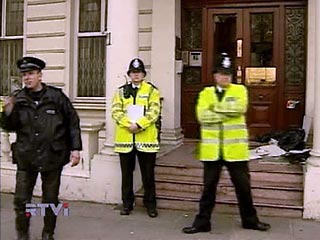 Британская полиция предъявила в пятницу обвинения в подготовке террористических актов пятерых мужчин, арестованных во время проведенной 31 января в Бирмингеме полицейской операции с участием сотрудников службы внутренней безопасности MI-5