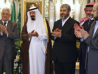 В четверг палестинские группировки "Хамас" и "Фатх" договорились уважать обязательства Организации освобождения Палестины (ООП) и решения саммитов Лиги арабских государств