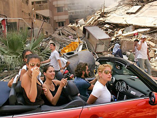 Первое место жюри присудило Спенсеру Платту за фотографию, на которой запечатлена беспечная ливанская молодежь, проезжающая в красном кабриолете на фоне кварталов Бейрута, разрушенного израильскими бомбами