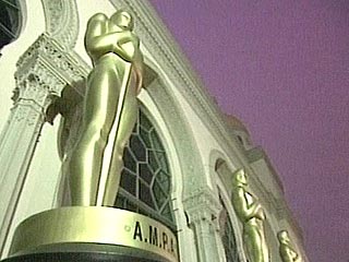 За две недели до "Оскара" в Голливуде срочно ремонтируют участок бульвара перед кинотеатром Kodak 