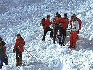В Приэльбрусье ищут 3 альпинистов, попавших под лавину