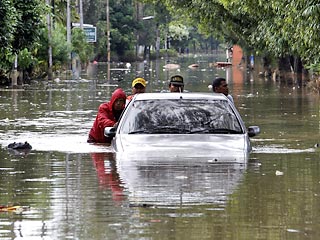 Число жертв наводнения в индонезийской столице и ее окрестностях, которое продолжается уже девятый день, достигло 80 человек, заявили в субботу РИА "Новости" в открытом городскими властями кризисном центре