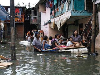 Через десять дней с момента начала наводнения в индонезийской столице Джакарте и ее окрестностях число жертв стихии достигло 85 человек, сообщили РИА "Новости" в понедельник в открытом городскими властями кризисном центре