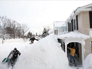 Необычно сильный снегопад США привел к тому, что в местечке Рэдфилд (штат Нью-Йорк) выпало почти три с половиной метра снега