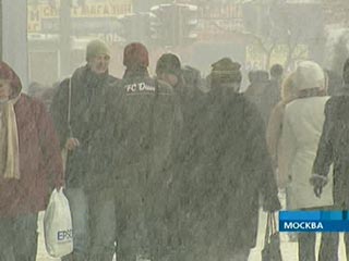 В Москве снегопад, вызванный прохождением теплого атмосферного фронта, уже захватил почти всю территорию города, говорится в сообщении Гидрометеобюро Москвы и Московской области